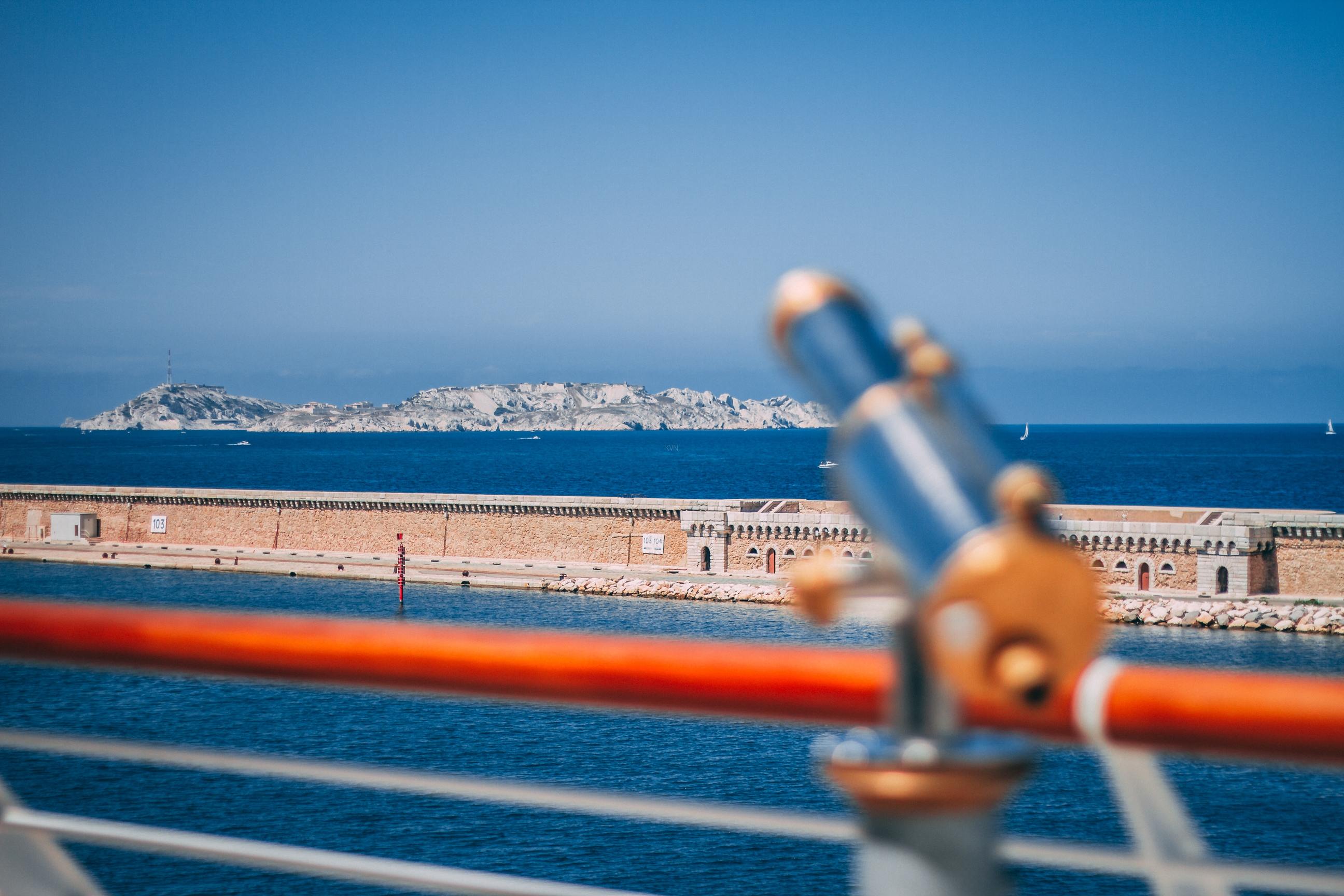 paysage des Iles du Frioul avec en premier plan une longue vue et en arrière plan la mer et un ciel bleu