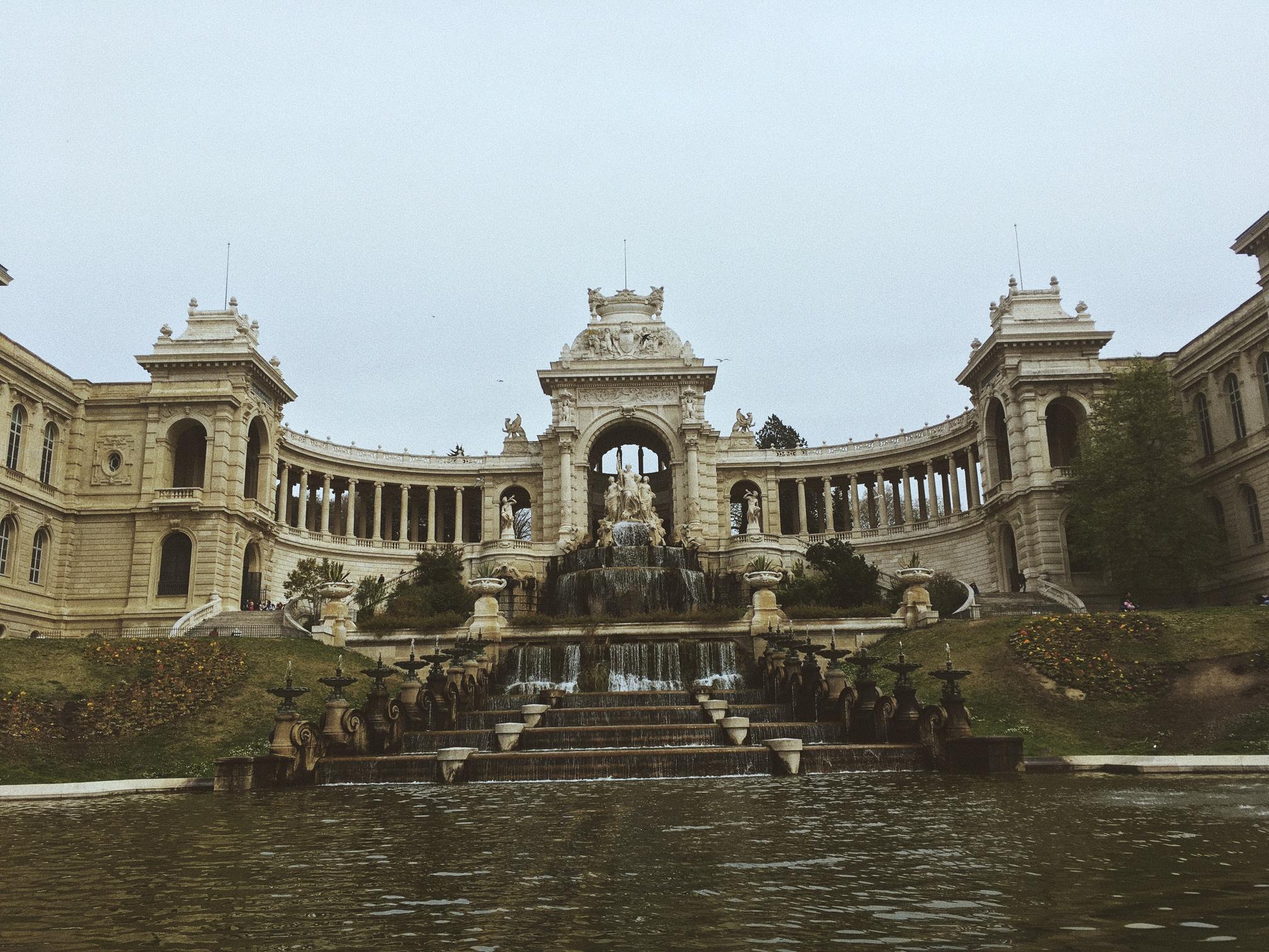 vue sur la fontaine du Parc Longchamps en premier plan et ses remparts blancs en arrière plan