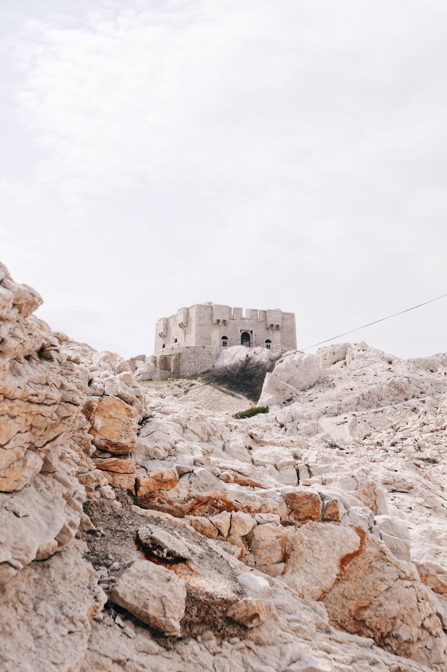 paysage du fort de Pomègues avec un ciel gris